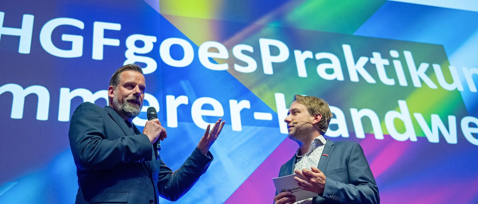 Hauptgeschäftsführer Dr. Jens Prager spricht mit Moderator Marvin Meinold über sein Praktikum in einer Zimmerei.