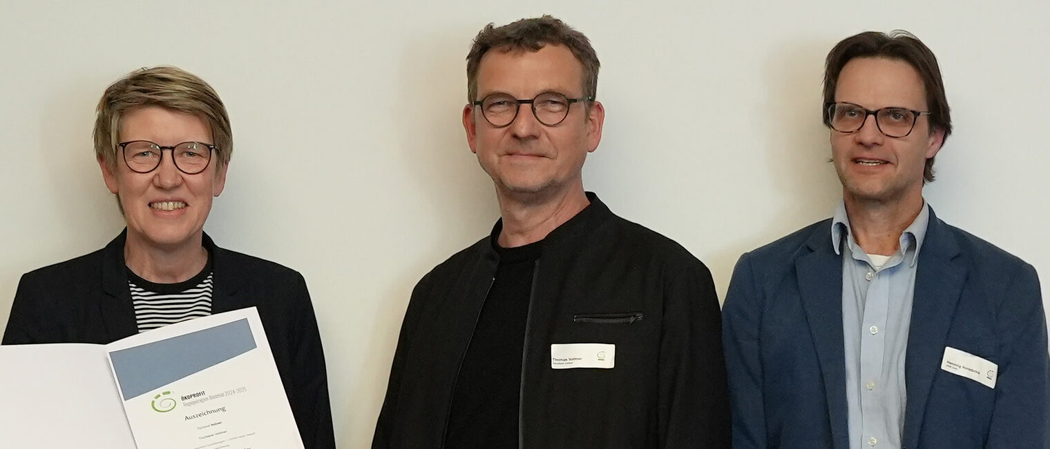 Das Bild zeigt Petra und ihren Bruder Thomas Vollmer und Kammerberater Henning Horstbrink.