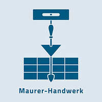 Das Bild zeigt das Zunftzeichen des Maurer-Handwerks. Dargestellt ist eine Mauer und ein Ziegelstein, der zur Mauer zeigt.