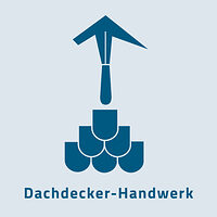 Das Bild zeigt das Zunftzeichen des Dachdecker-Handwerks. Unten sind Dachziegel und oben ist ein Schieferhammer. 