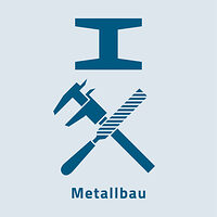 Das Zunftzeichen zeigt das Metallbau-Handwerk - mit einer Zange und einem Stahlträger. 