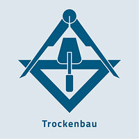 Das Zunftzeichen des Trockenbaus zeigt ein Haus aus der Draufsicht mit einer Holzrahmen-Unterkonstruktion. 
