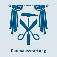 Das Zunftzeichen der Raumausstattung zeigt Gardinen, einen Hammer und eine Schere.
