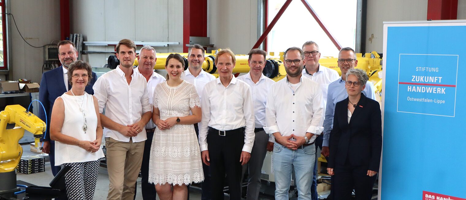 Das Bild zeigt den Betrieb Rotte und einige Akteur*innen des Handwerks. Sie sind Teil der Jurytour für den Zukunftspreis.
