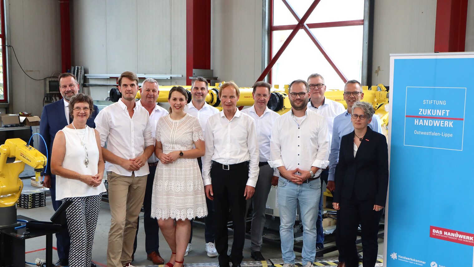Das Bild zeigt den Betrieb Rotte und einige Akteur*innen des Handwerks. Sie sind Teil der Jurytour für den Zukunftspreis.