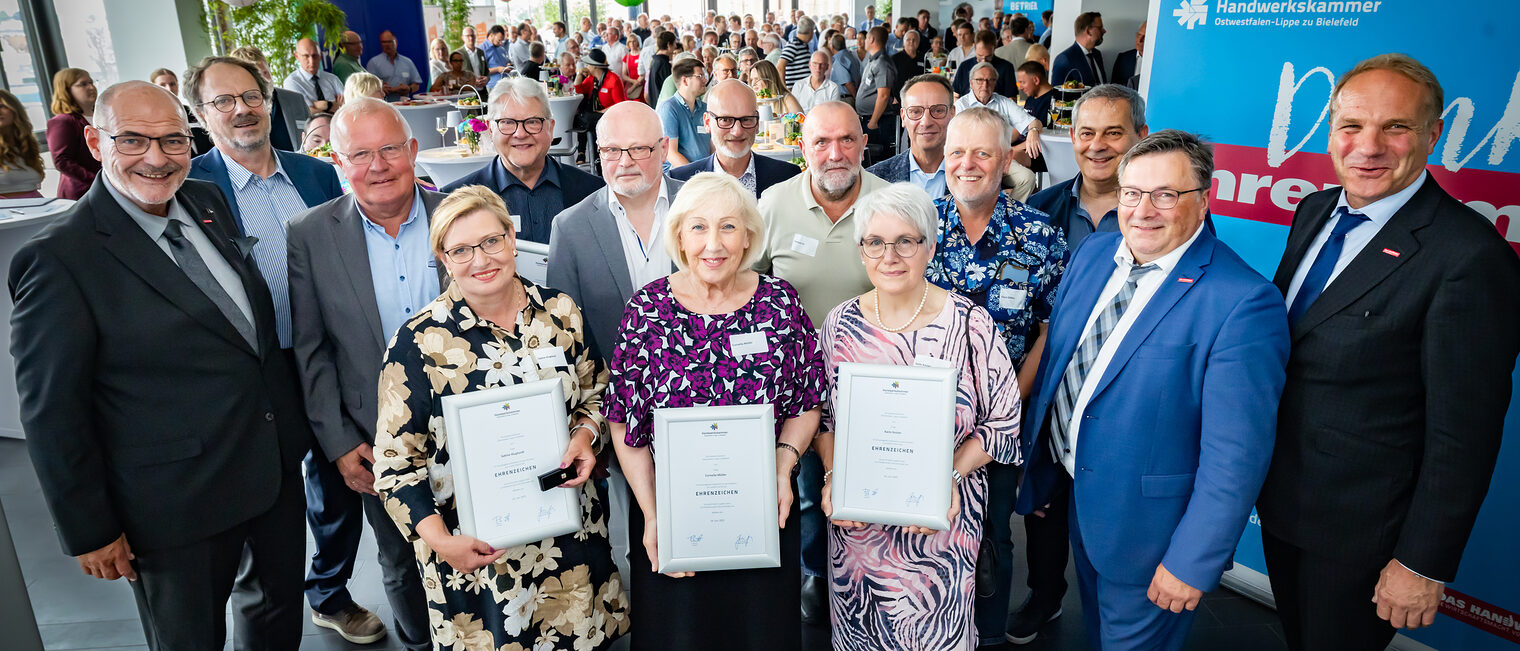 Links steht Präsident Eul und rechts Noltemeyer und Dresrüsse. In der Mitte stehen die geehrten.
