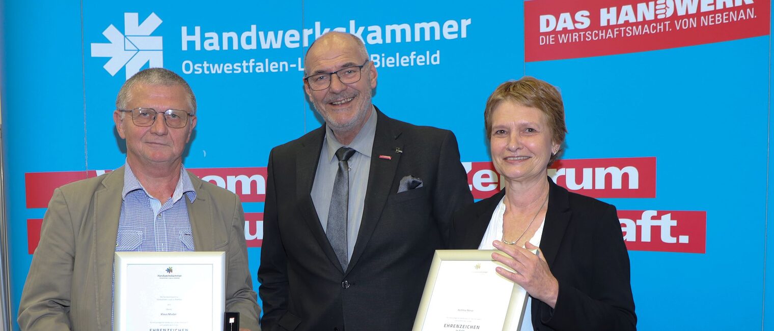 Links von Peter Eul steht der Geehrte Klaus Mader und rechts von dem Präsidenten die Geehrte Bettina Niese