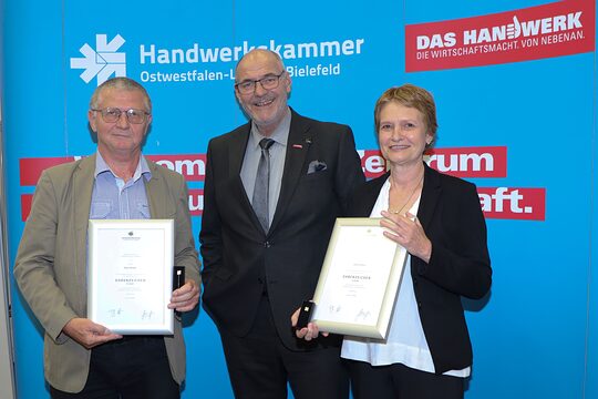 Links von Peter Eul steht der Geehrte Klaus Mader und rechts von dem Präsidenten die Geehrte Bettina Niese 