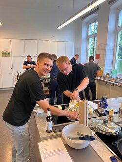 Zwei Handwerksjuniorinnen beim Kochen.