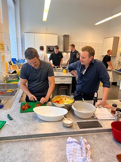 Petka mit Handwerksjunior beim Kochen
