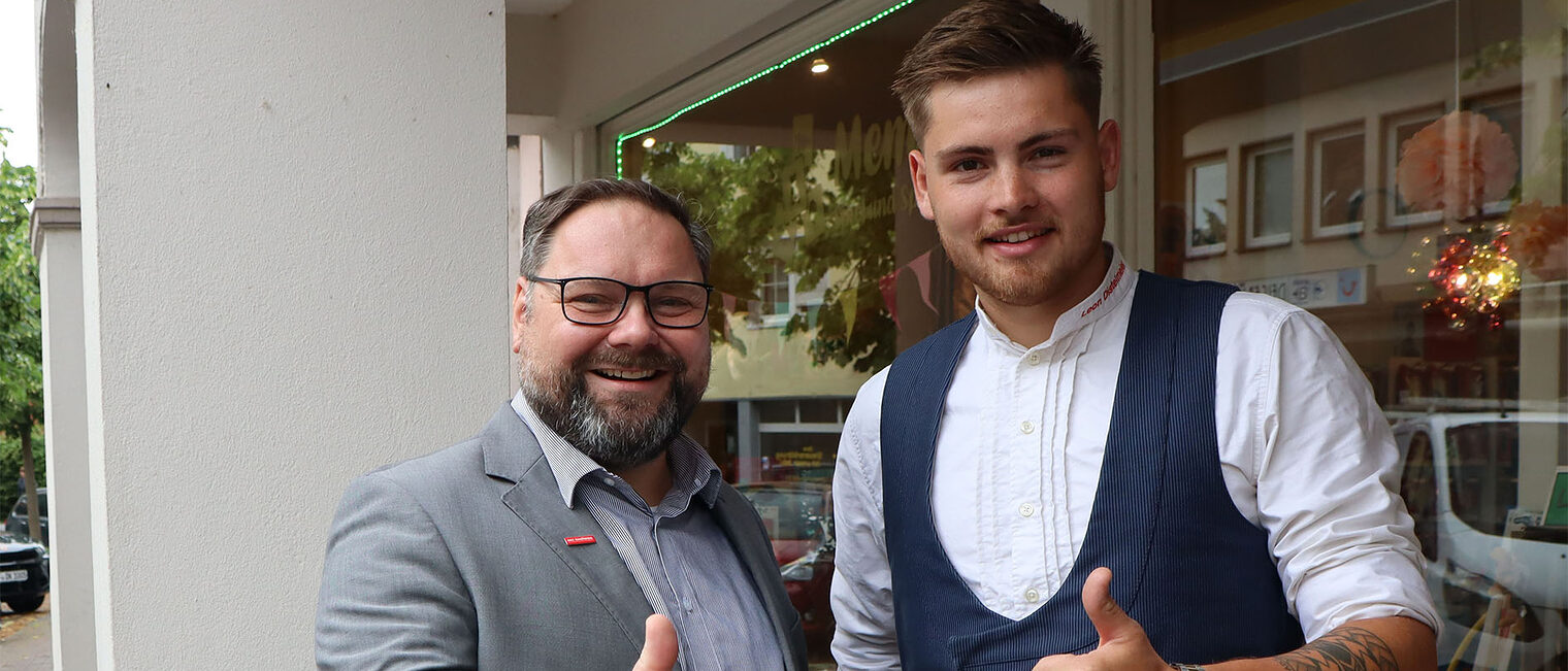 Auf dem Bild werden der Gründer Distelmeier und Kammerberater Steinert gezeigt.