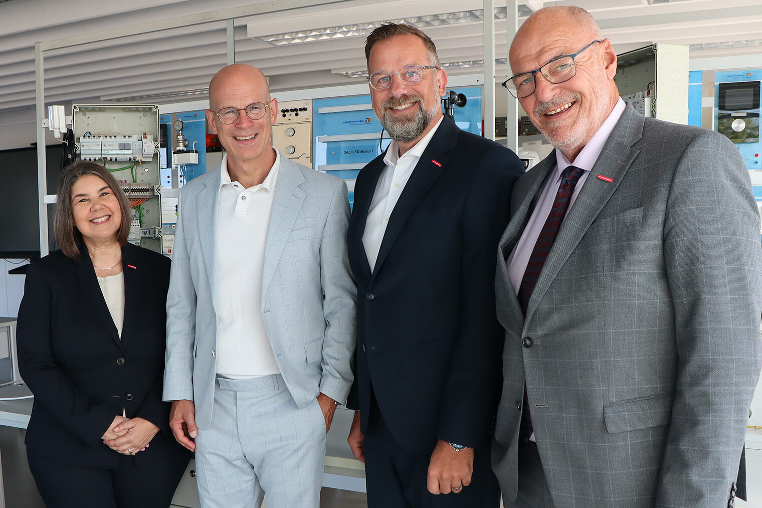 Das Bild zeigt von links: Dr. Maribel Illig, Geschäftsführerin Handwerkskammer, Ingo Nürnberger, Oberbürgermeister-Kandidat, Dr. Jens Prager, Hauptgeschäftsführer Handwerkskammer, sowie Peter Eul, Präsident Handwerkskammer 