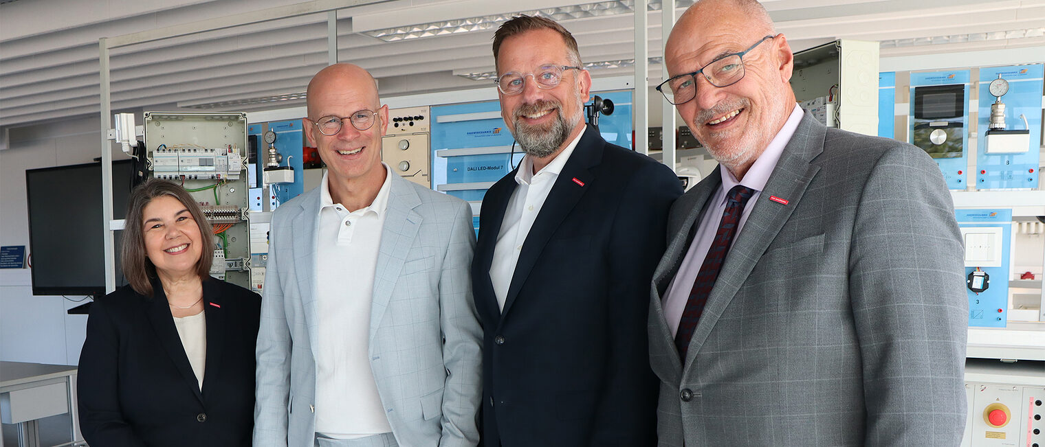 Das Bild zeigt von links: Dr. Maribel Illig, Geschäftsführerin Handwerkskammer, Ingo Nürnberger, Oberbürgermeister-Kandidat, Dr. Jens Prager, Hauptgeschäftsführer Handwerkskammer, sowie Peter Eul, Präsident Handwerkskammer