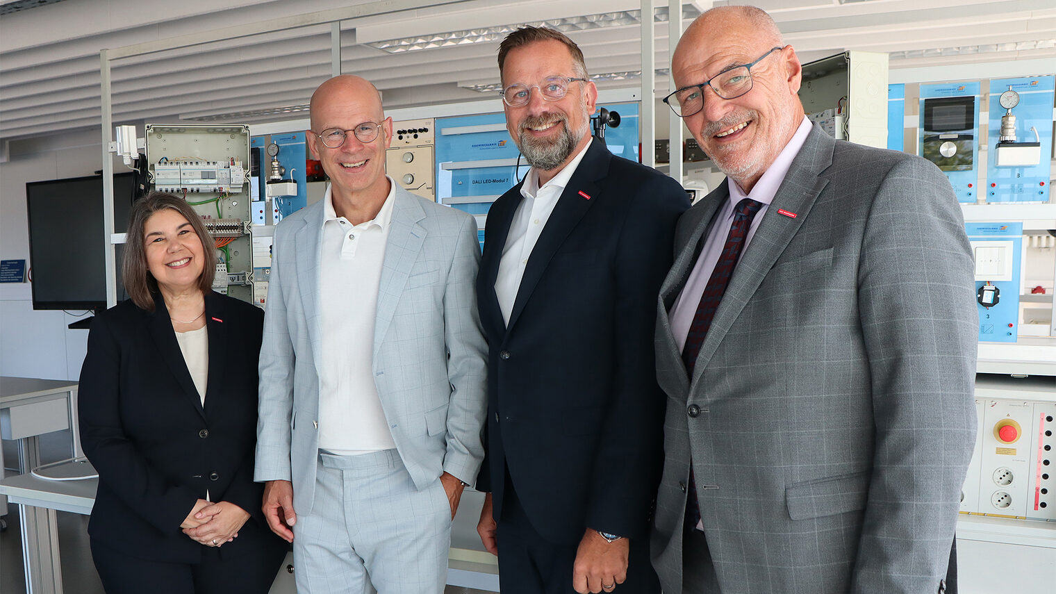 Das Bild zeigt von links: Dr. Maribel Illig, Geschäftsführerin Handwerkskammer, Ingo Nürnberger, Oberbürgermeister-Kandidat, Dr. Jens Prager, Hauptgeschäftsführer Handwerkskammer, sowie Peter Eul, Präsident Handwerkskammer 