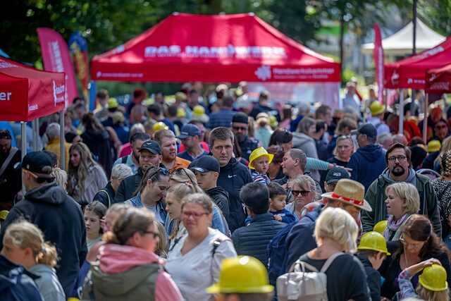Zahlreiche Besucherinnen und Besucher genossen den Tag des Handwerks bei bestem Wetter auf dem Wackelpeter.