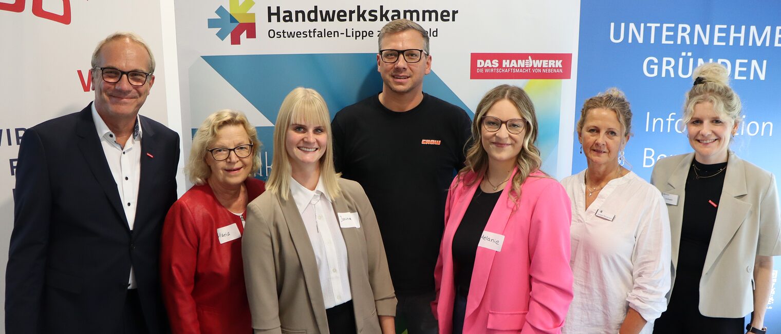 Vertreter*innen der Kooperationspartner und Gründer*innen posieren für das Netzwerkfoto 
