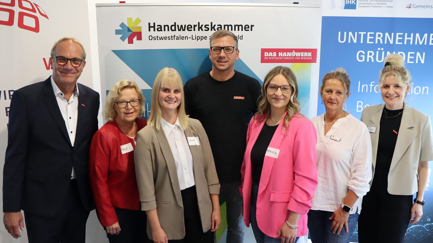 Vertreter*innen der Kooperationspartner und Gründer*innen posieren für das Netzwerkfoto 