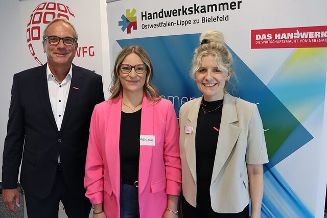 Der Vizepräsident posiert mit Gründerin und Betriebsberaterin beim Gründungstag. 