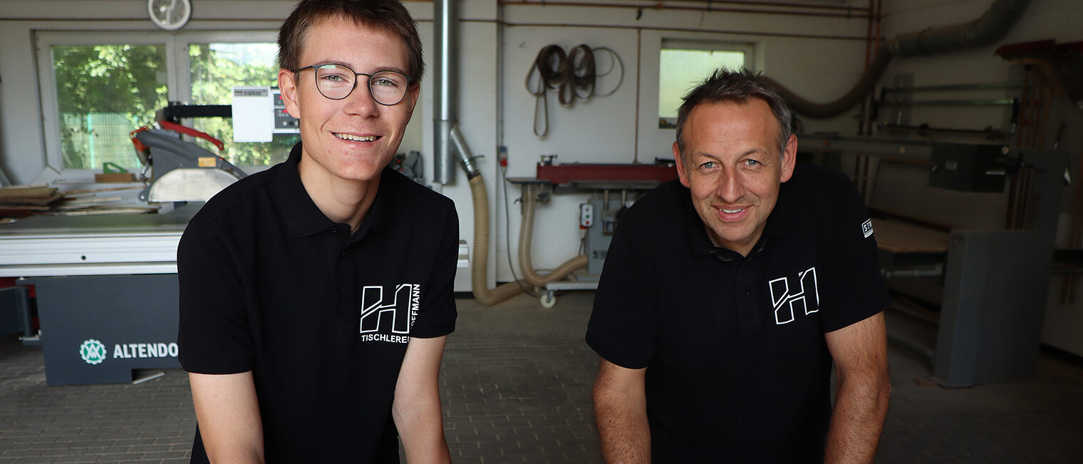 Der Freiwillige Ben Hustert (l.) und Karsten Hoffmann, Inhaber der Tischlerei Hoffmann, bei der Vertragsunterzeichnung