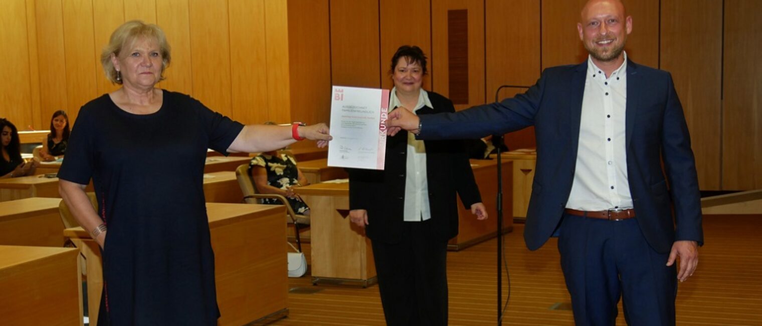 (v.l.) Bürgermeisterin Karin Schrader, Angela Rehorst von der Handwerkskammer, und Handwerksunternehmer Daniel Joswieg bei der Prämierung im Bielefelder Rathaus