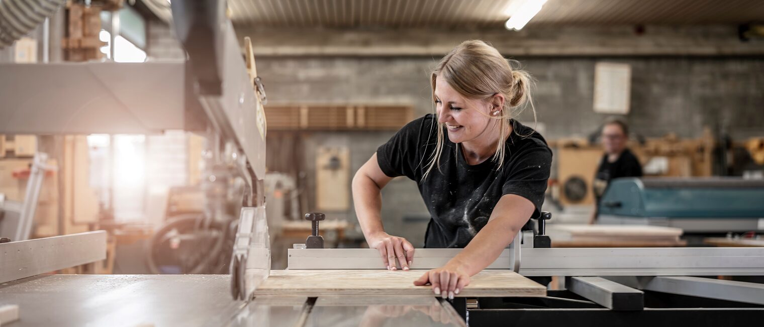 Frau arbeitet an der Werkbank.
