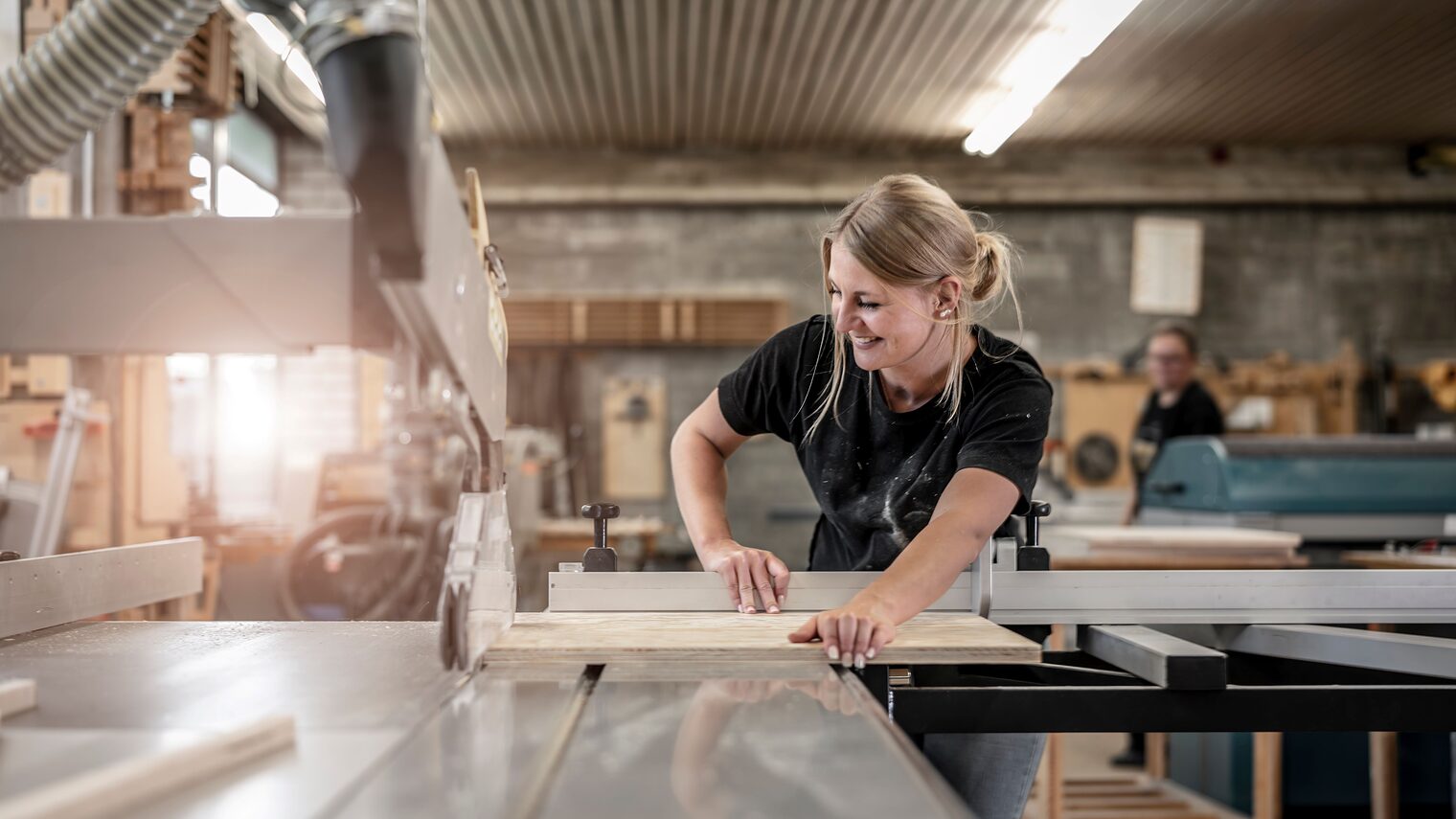 Frau arbeitet an der Werkbank.