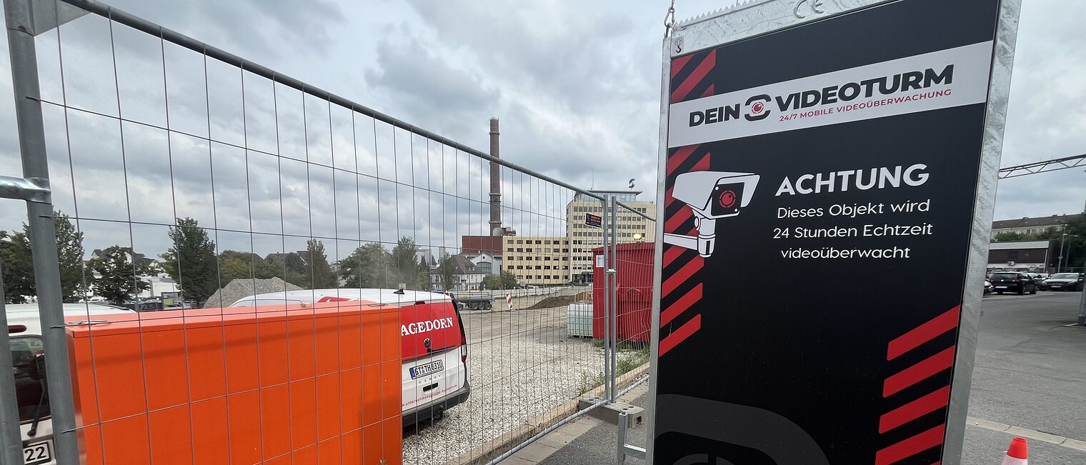 Das Bild zeigt den Videoturm auf dem Kammergelände. Es ist ein schwarzer Block mit der Schrift "Achtung Videoüberwachung." 