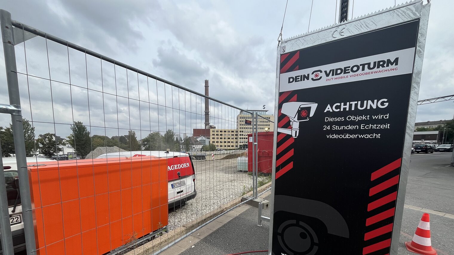 Das Bild zeigt den Videoturm auf dem Kammergelände. Es ist ein schwarzer Block mit der Schrift "Achtung Videoüberwachung." 