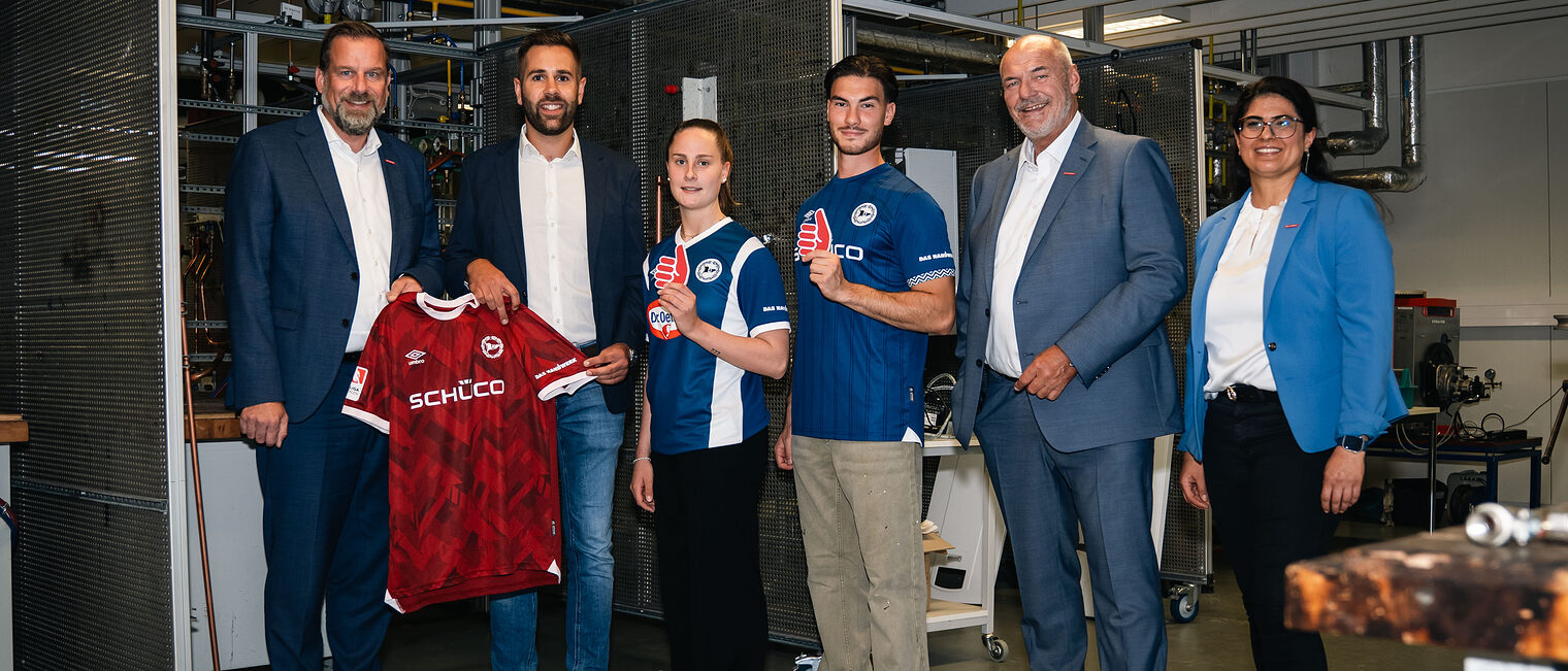 Vertreter*innen der Handwerkskammer mit Vertreter*innen der Arminia Bielefeld