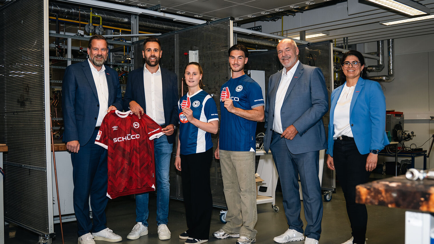 Vertreter*innen der Handwerkskammer mit Vertreter*innen der Arminia Bielefeld