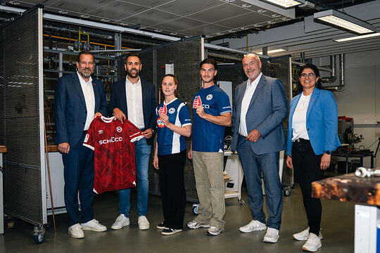 Vertreter*innen der Handwerkskammer mit Vertreter*innen der Arminia Bielefeld