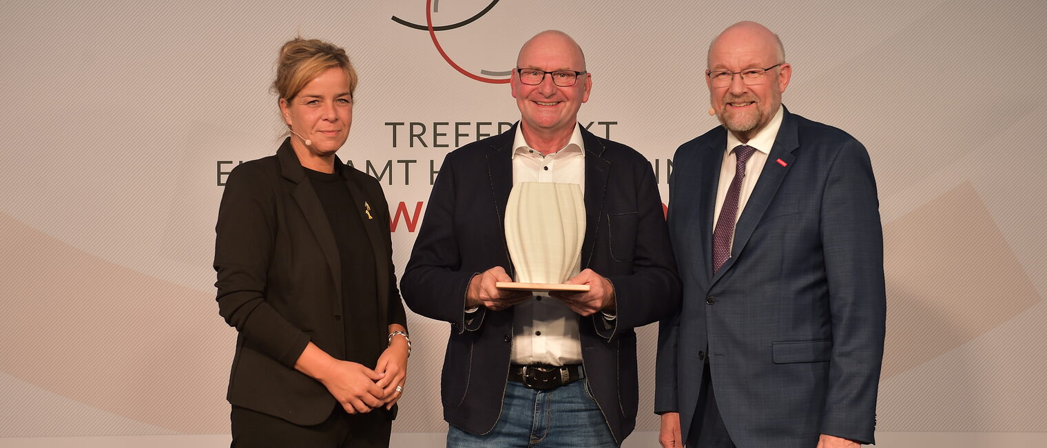 Mona Neubauer, NRW-Ministerin, Johannes Grothoff, Ehrenamtspreis Handwerk NRW 2025 und Berthold Schröder, Präsident des WHKT