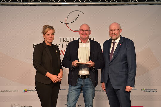Mona Neubauer, NRW-Ministerin, Johannes Grothoff, Ehrenamtspreis Handwerk NRW 2025 und Berthold Schröder, Präsident des WHKT