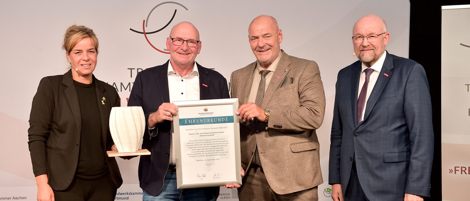 (v. l.) Mona Neubaur, NRW-Ministerin, Preisträger Johannes Grothoff, Peter Eul, Präsident der Handwerkskammer OWL, und Berthold Schröder, WHKT-Präsident