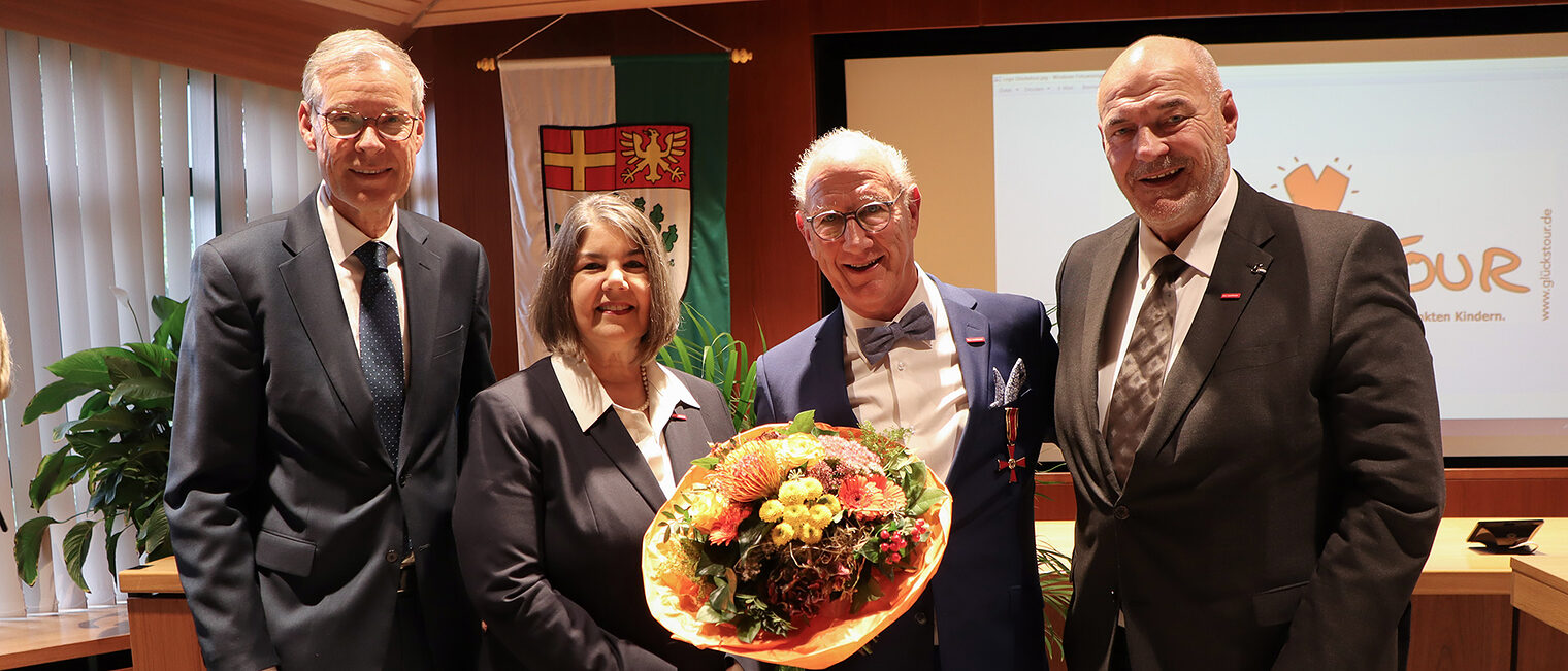 Das Bild zeigt Ralf Heibrok, den Landrat und Vertreter der Handwerkskammer