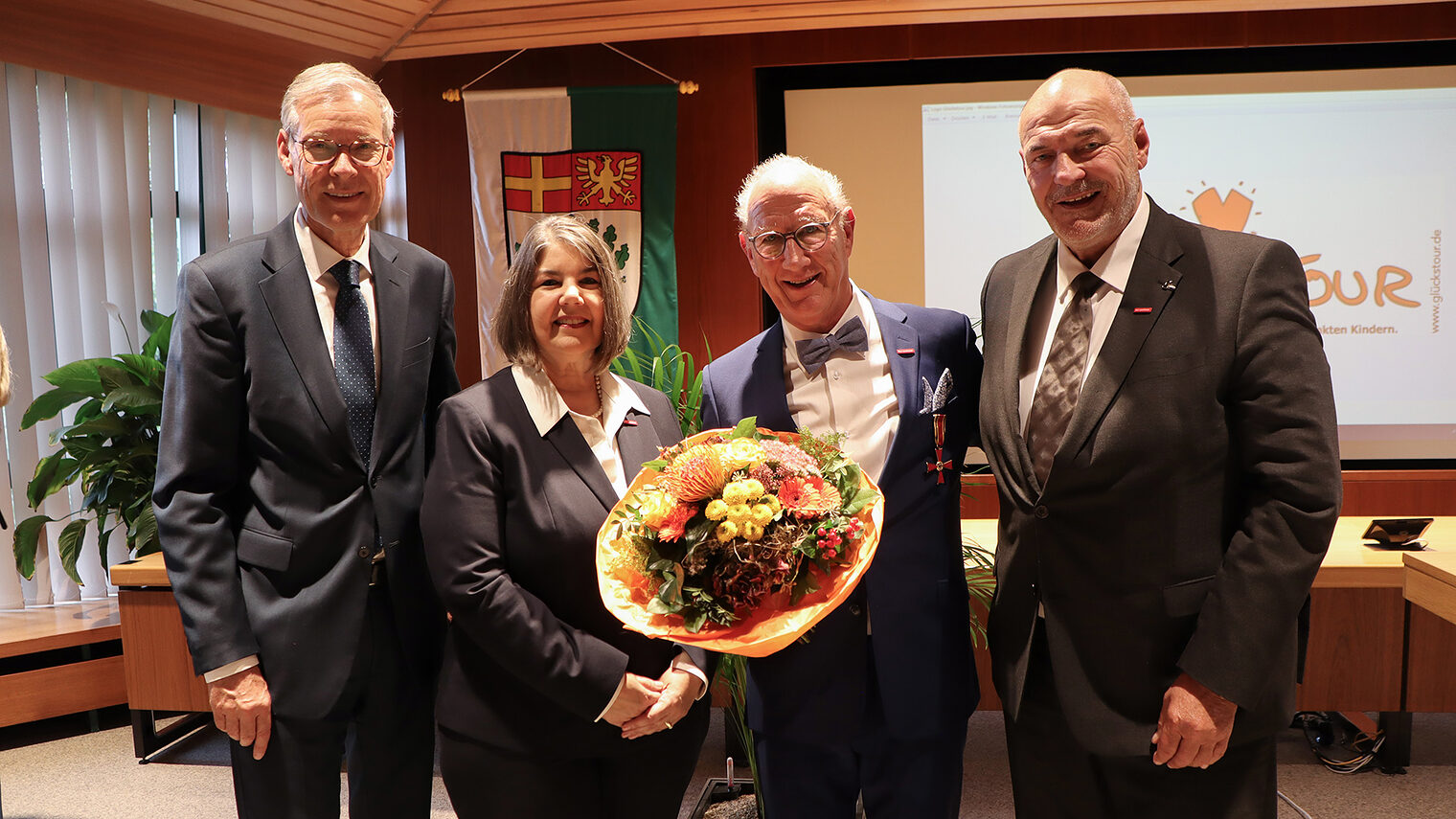 Das Bild zeigt Ralf Heibrok, den Landrat und Vertreter der Handwerkskammer