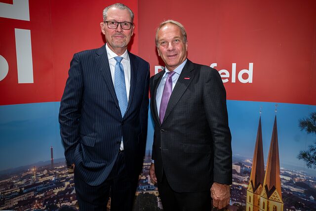 Rainer Dulger steht neben Heiner Dresrüsse.