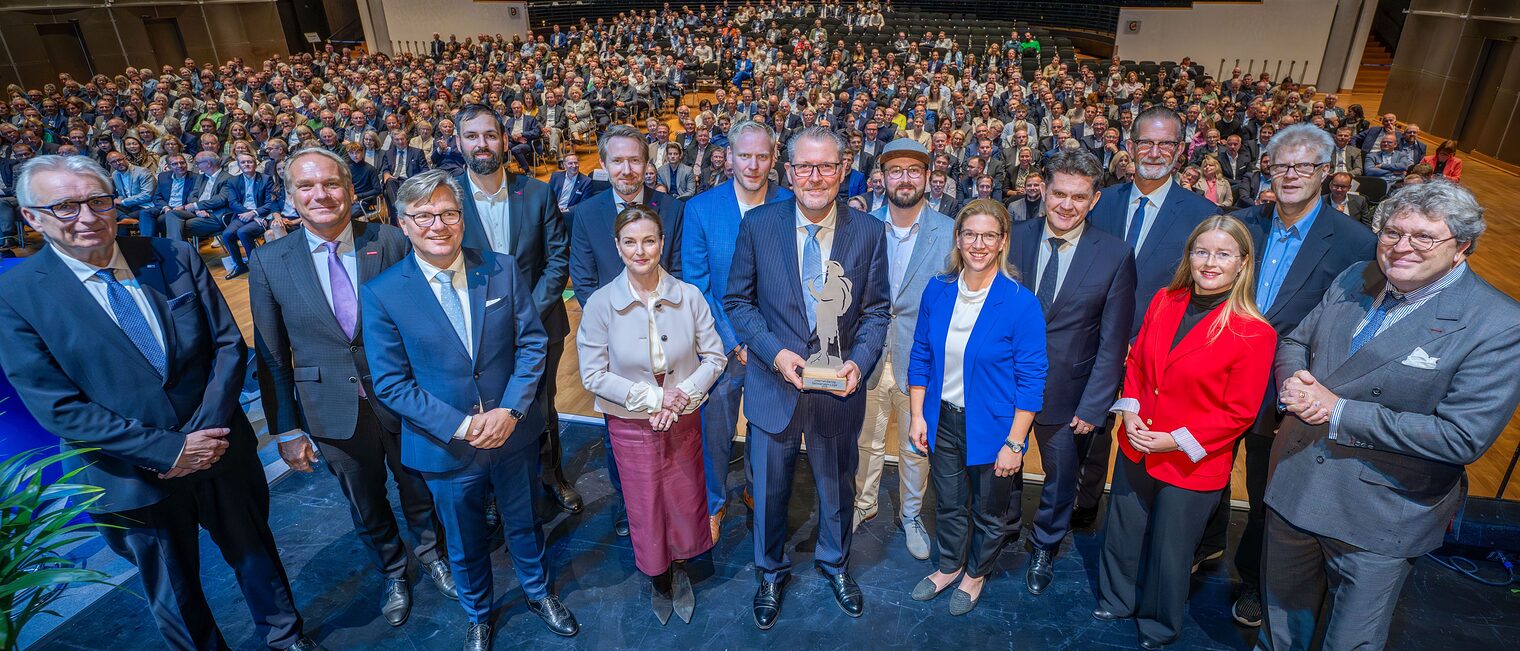 Gruppenfoto der Veranstalter mit Ehrengast Dulger 
