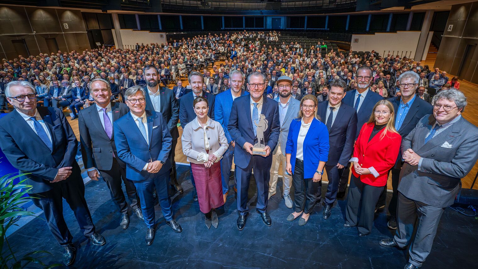 Gruppenfoto der Veranstalter mit Ehrengast Dulger 