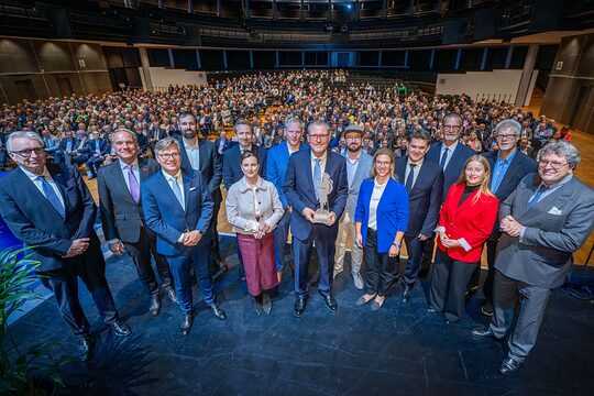 Gruppenfoto der Veranstalter mit Ehrengast Dulger 