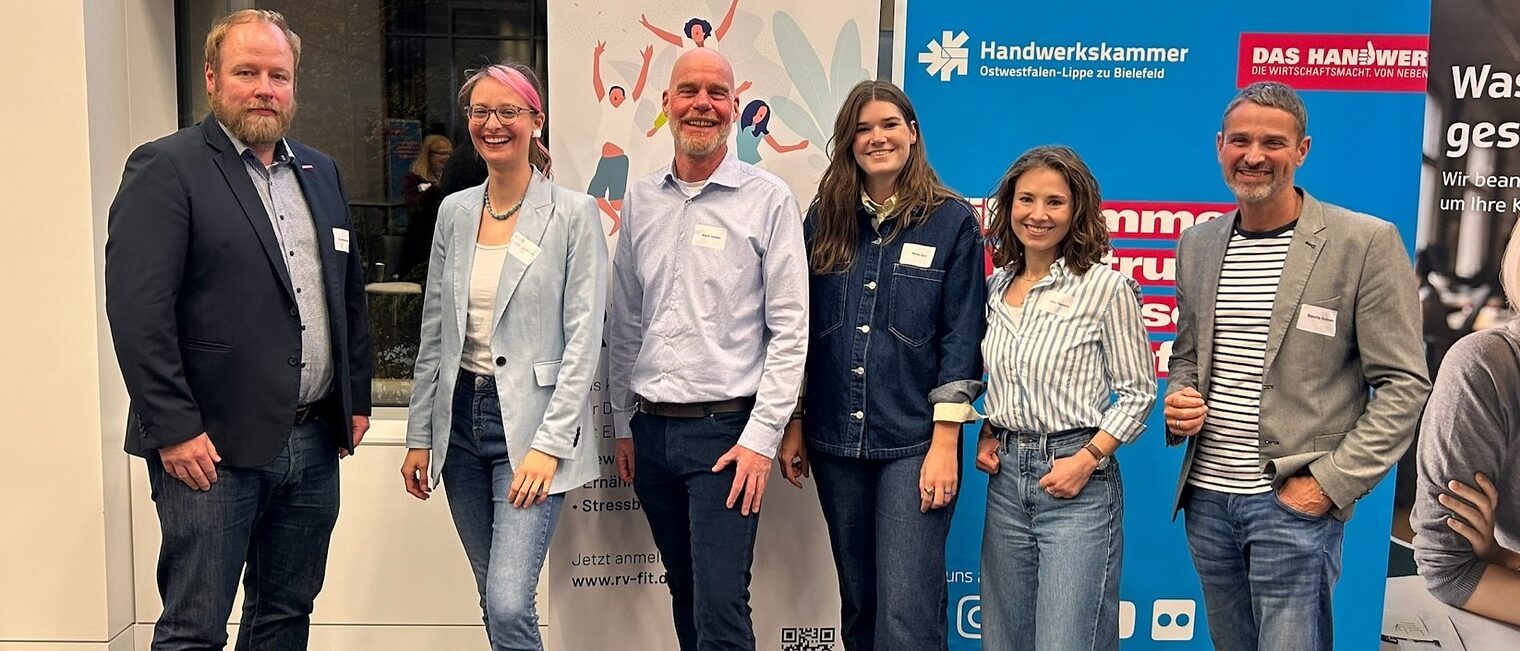 Teilnehmerinnen vor Poster