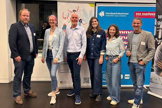 Teilnehmerinnen vor Poster