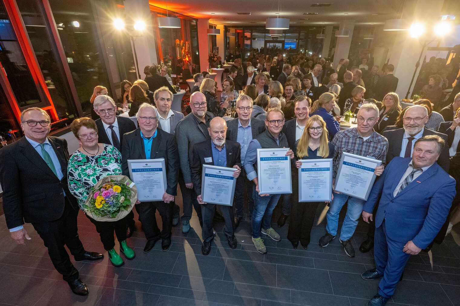 Präsidium posiert mit den Jubilaren.