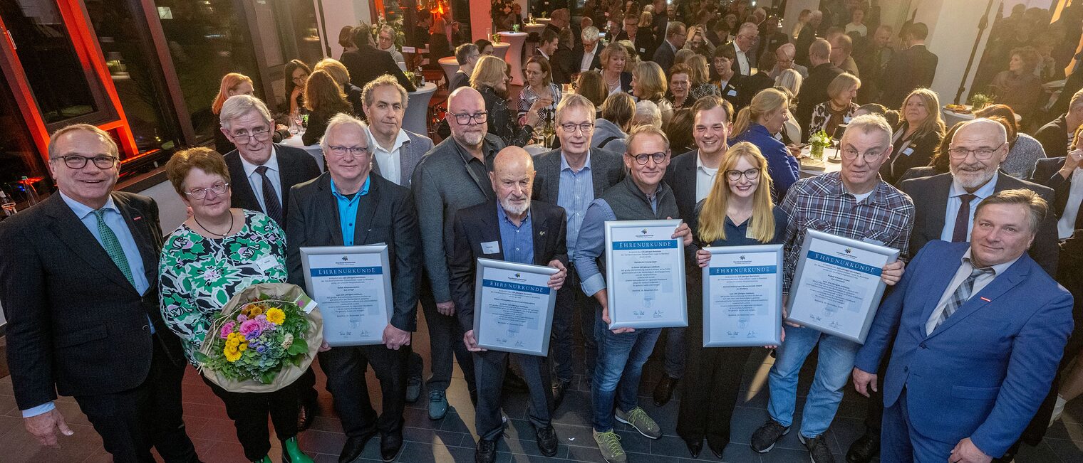 Präsidium posiert mit den Jubilaren.