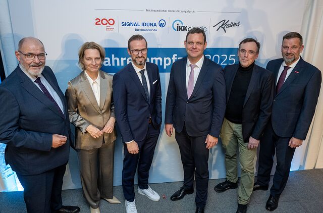 Peter Eul, mit den Sponsoren Sparkasse Bielefeld, Signal Iduna, IKK classic, Konditorei Kraume, und Dr. Jens Prager (v. l.)