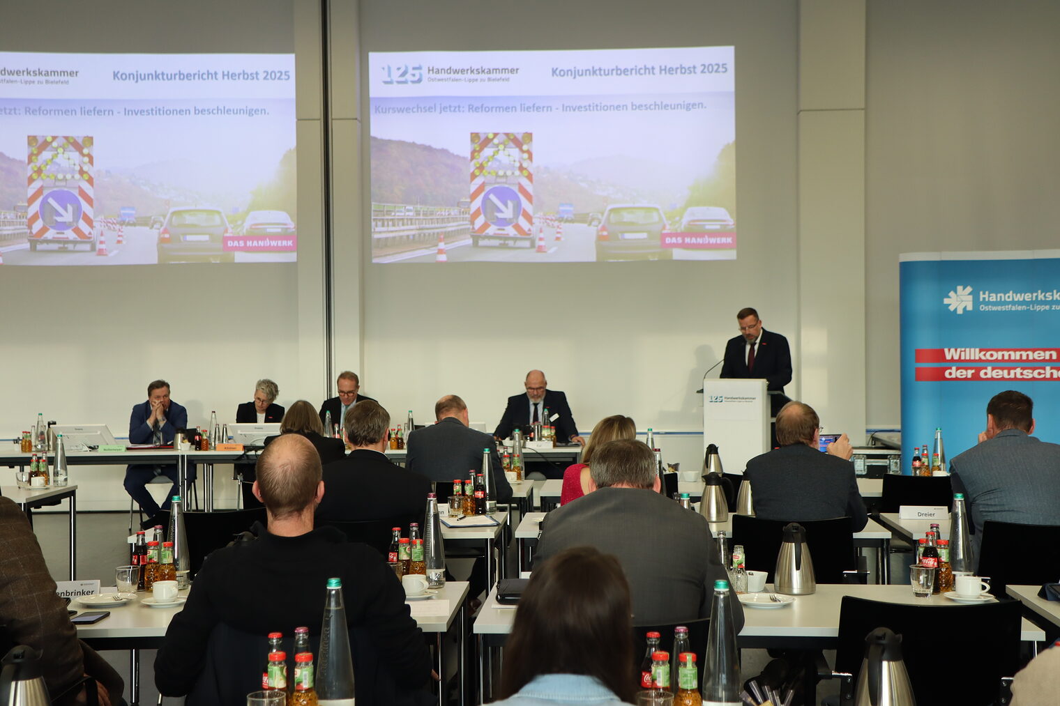 Dr. Jens Prager spricht vor der Vollversammlung.