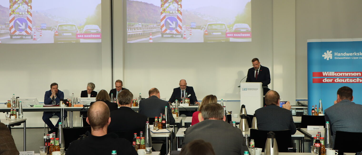 Dr. Jens Prager spricht vor der Vollversammlung.