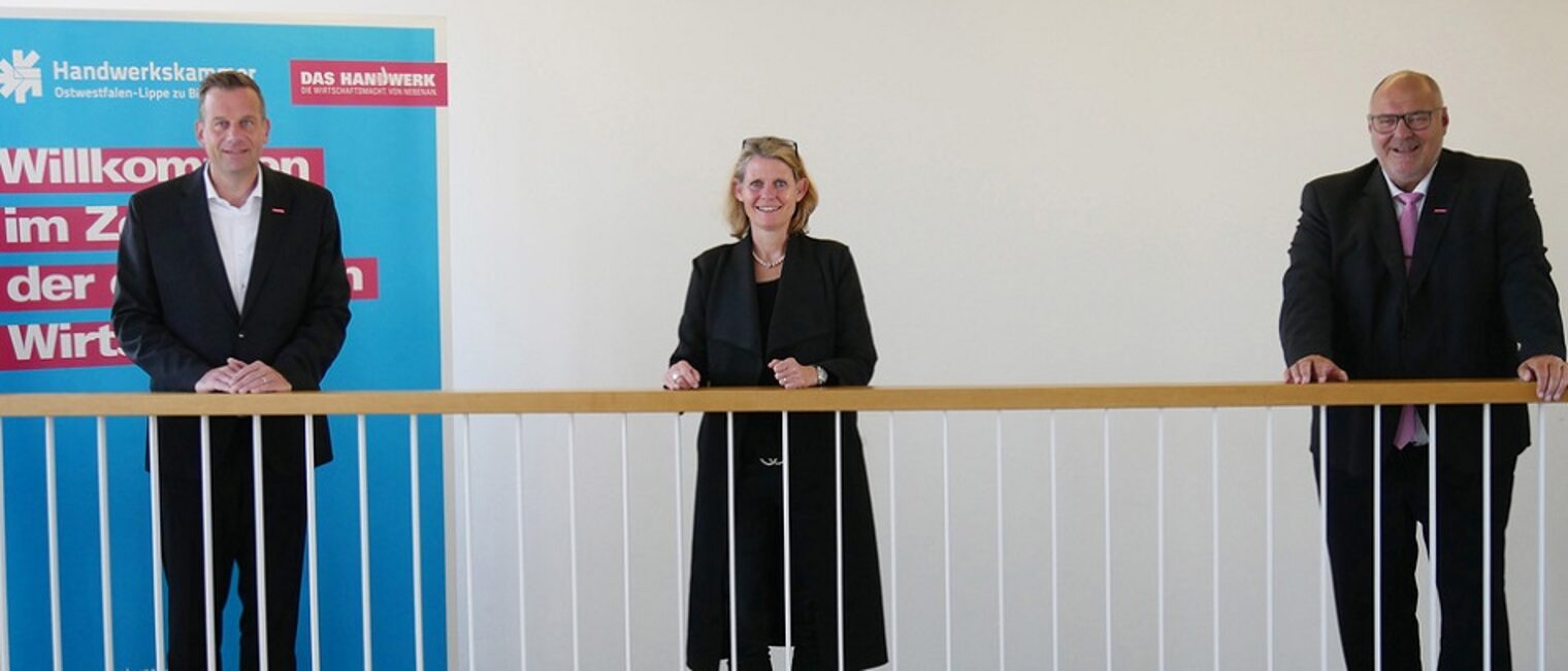 Regierungspräsidentin Judith Pirscher (Mitte) im Gespräch mit Kammerpräsident Peter Eul (r.) und Hauptgeschäftsführer Dr. Jens Prager