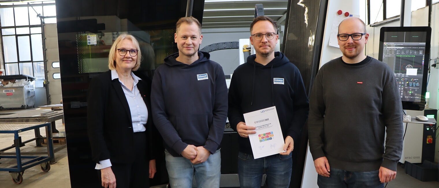 Christian Eickmeyer zeigt stolz den Check, mit ihm freuen sich Birgit Heldermann, Jan Haake´und René Poggenpohl, 