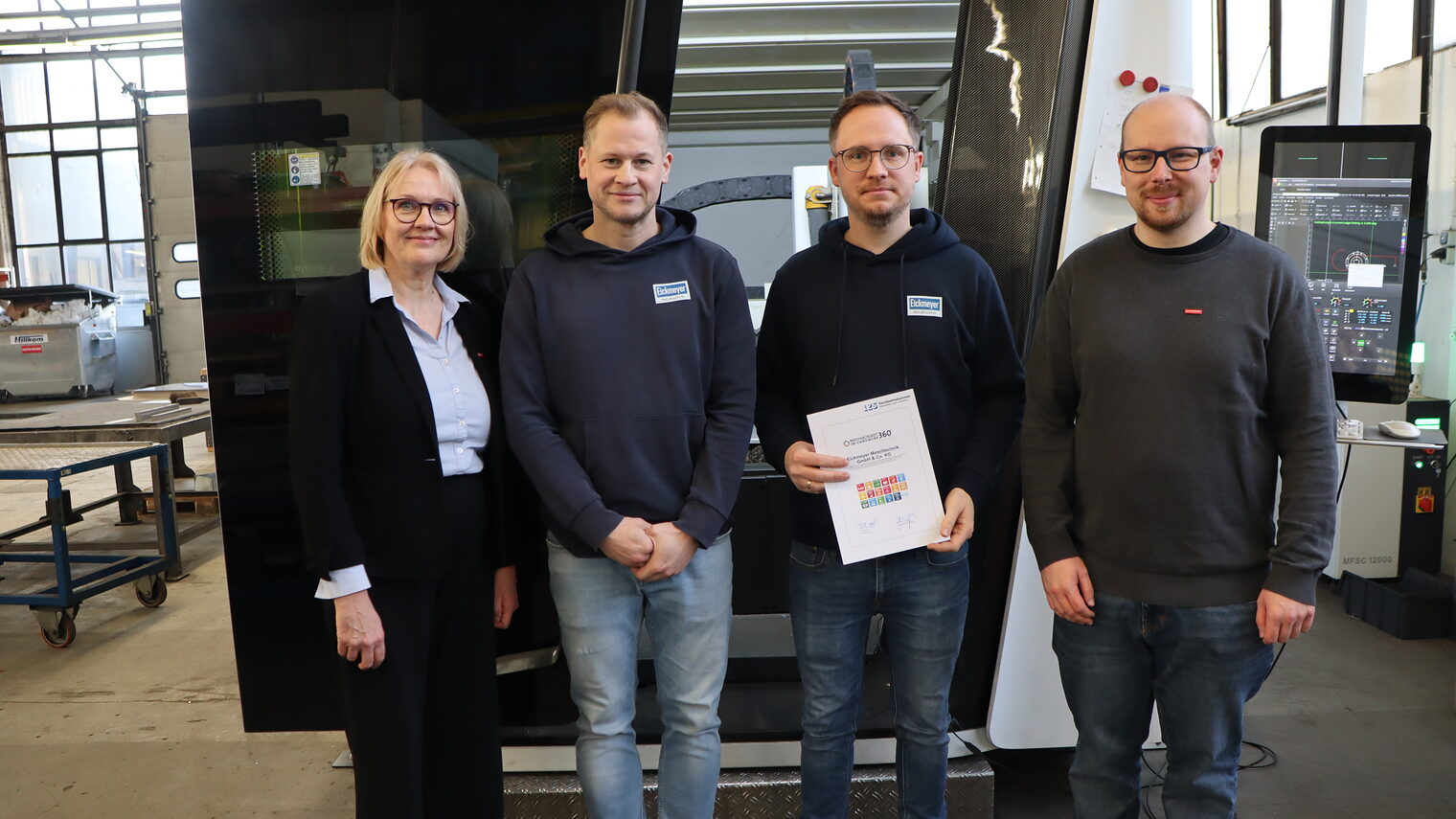 Christian Eickmeyer zeigt stolz den Check, mit ihm freuen sich Birgit Heldermann, Jan Haake´und René Poggenpohl, 